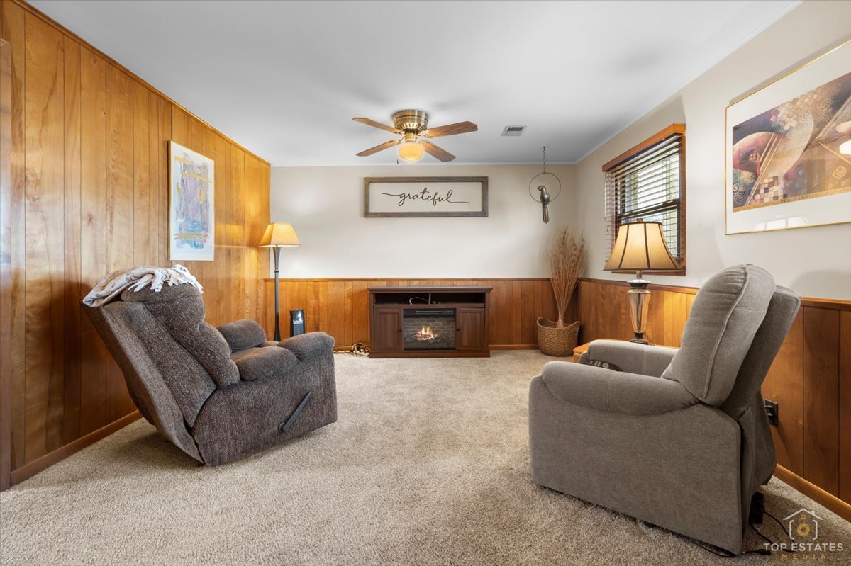 216 S Evergreen Avenue, Addison, IL 60101