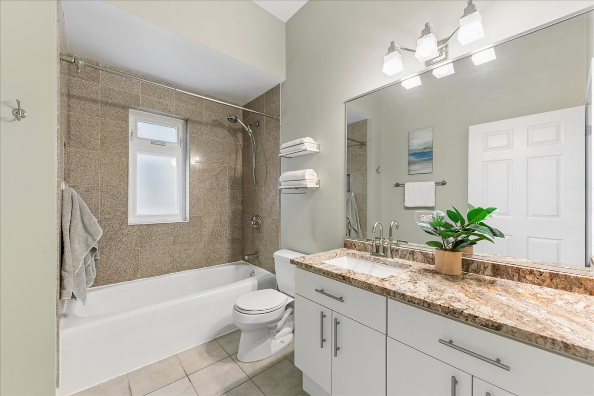 1617 N Oakley Avenue #1B, Chicago, IL 60647