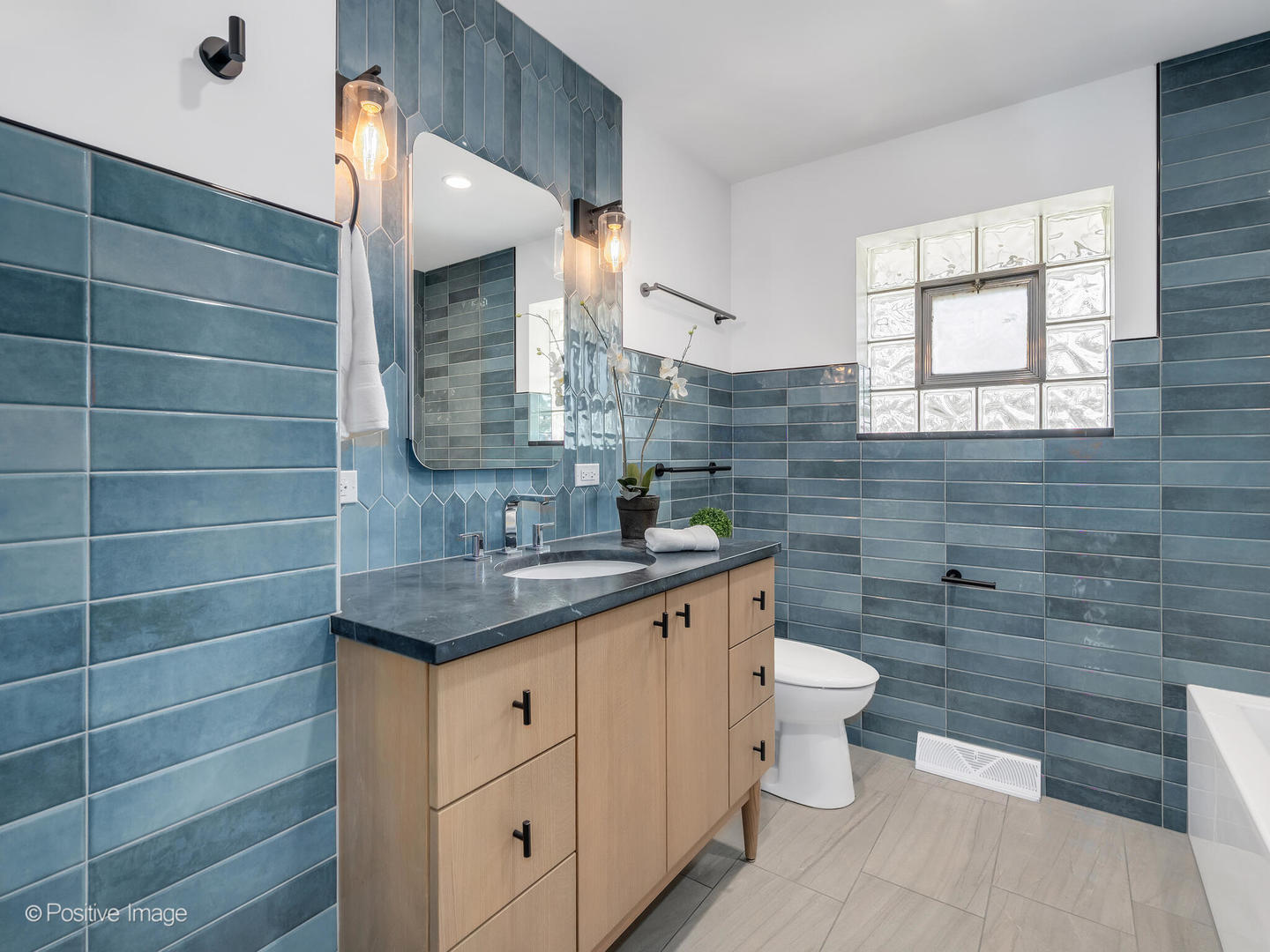 284 Blackhawk Road, Riverside, IL 60546