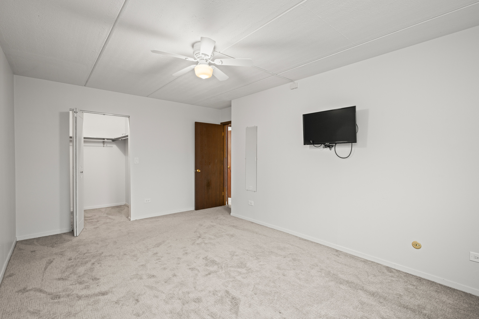 810 N River Road #1C, Mount Prospect, IL 60056