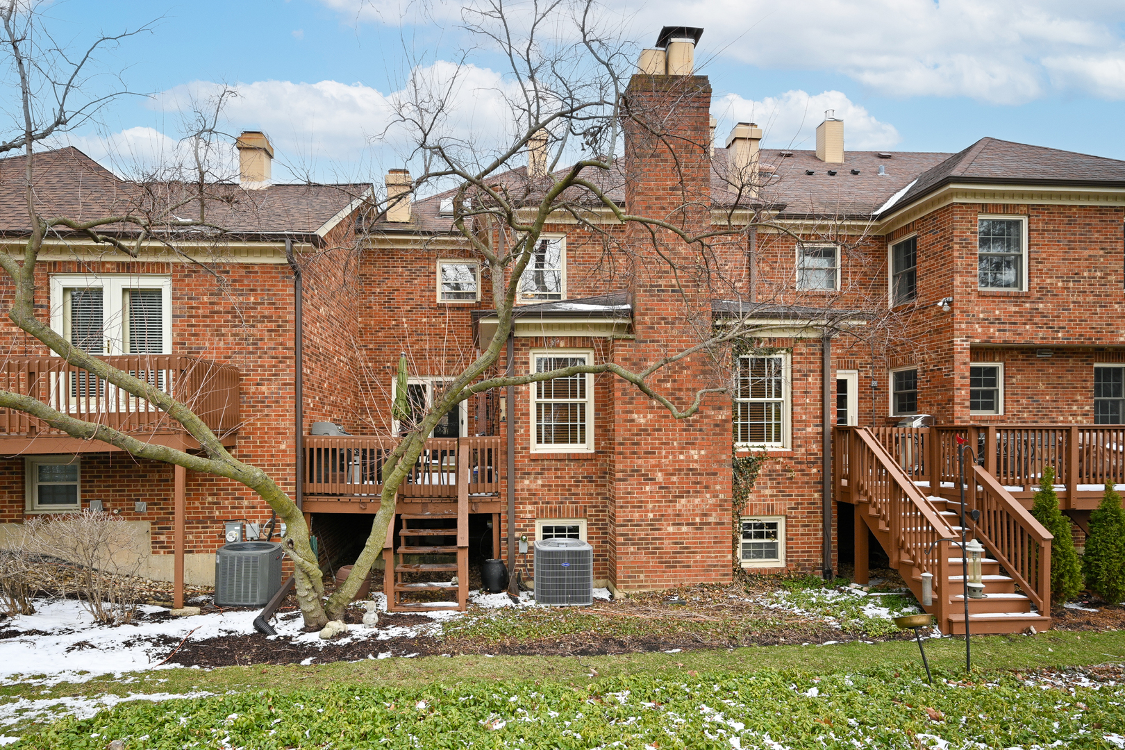 827 N Driveway, Glen Ellyn, IL 60137