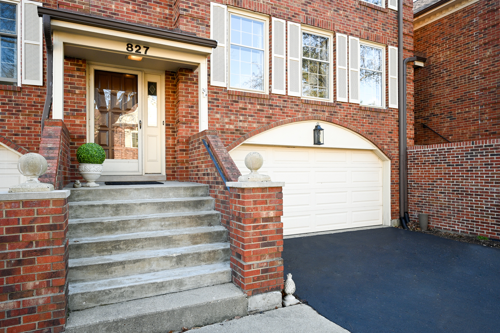 827 N Driveway, Glen Ellyn, IL 60137