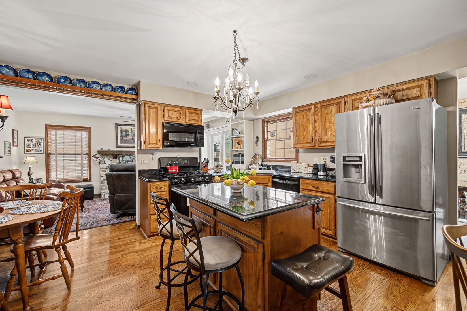 827 N Driveway, Glen Ellyn, IL 60137