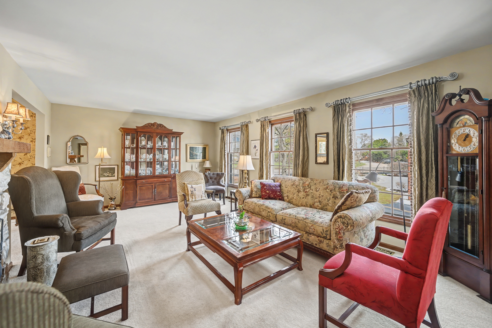 827 N Driveway, Glen Ellyn, IL 60137