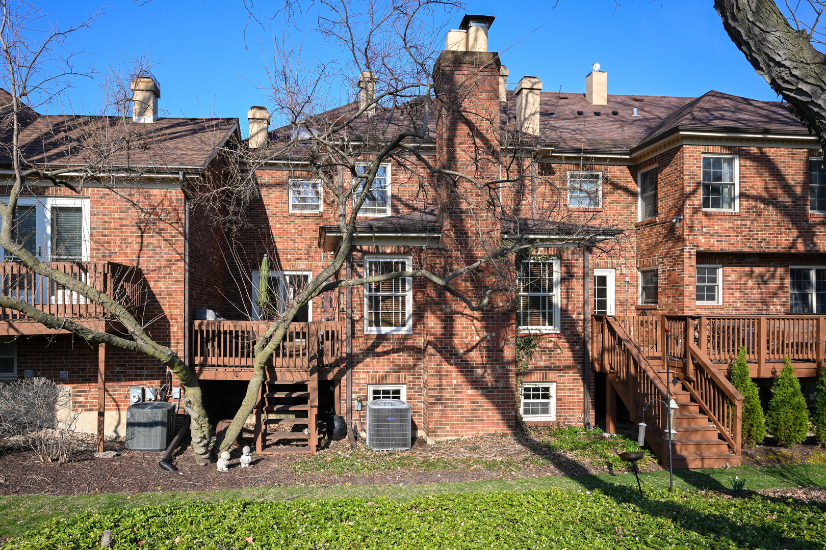 827 N Driveway, Glen Ellyn, IL 60137