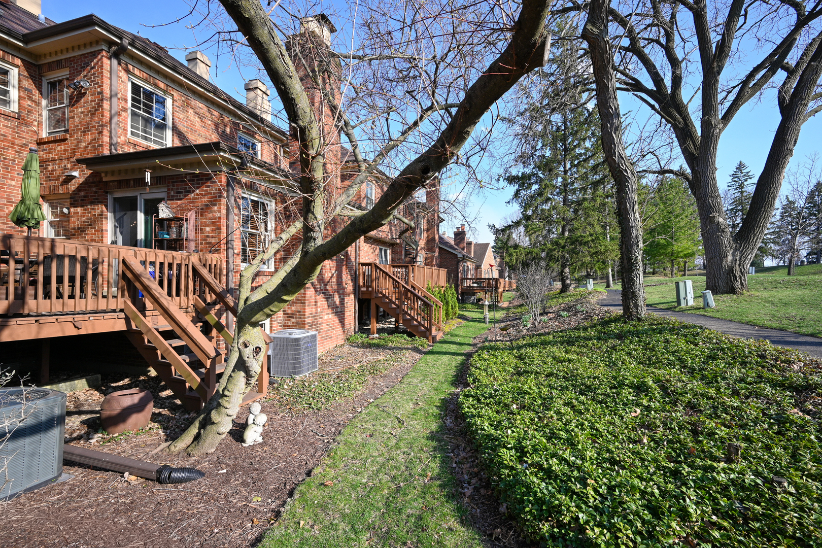 827 N Driveway, Glen Ellyn, IL 60137