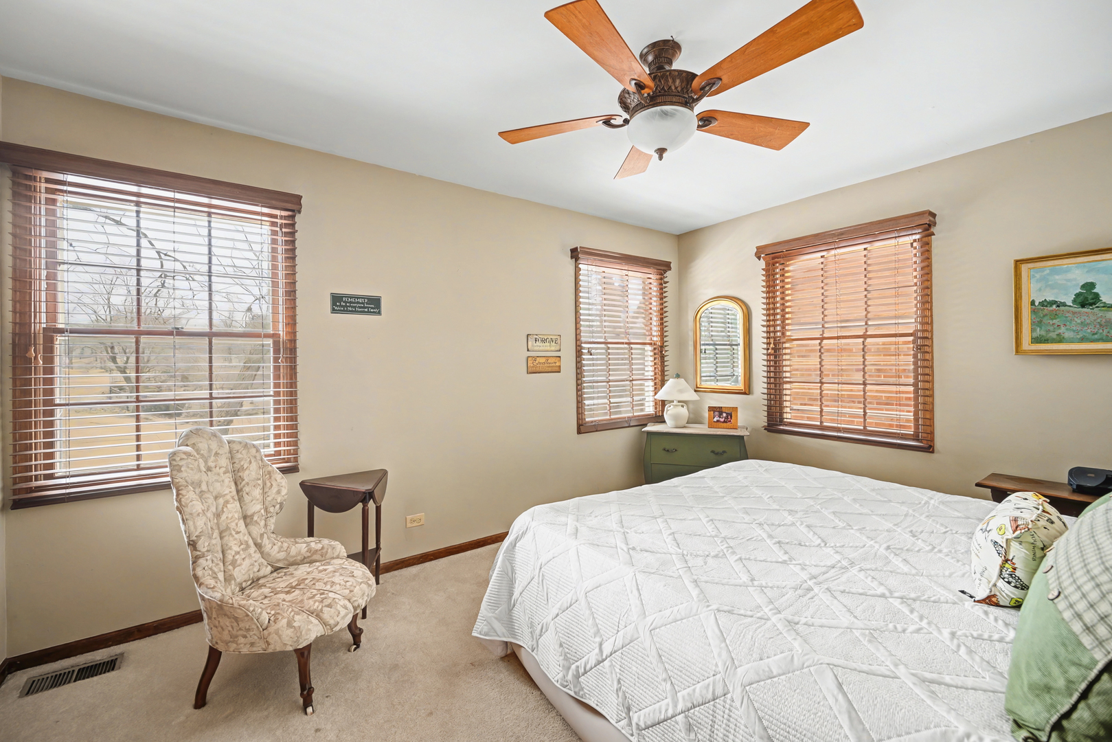 827 N Driveway, Glen Ellyn, IL 60137