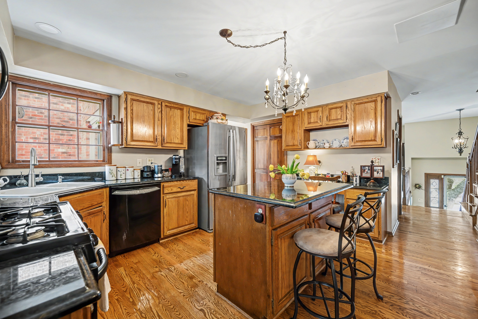 827 N Driveway, Glen Ellyn, IL 60137