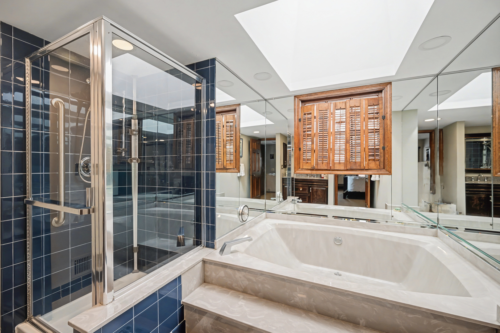 827 N Driveway, Glen Ellyn, IL 60137