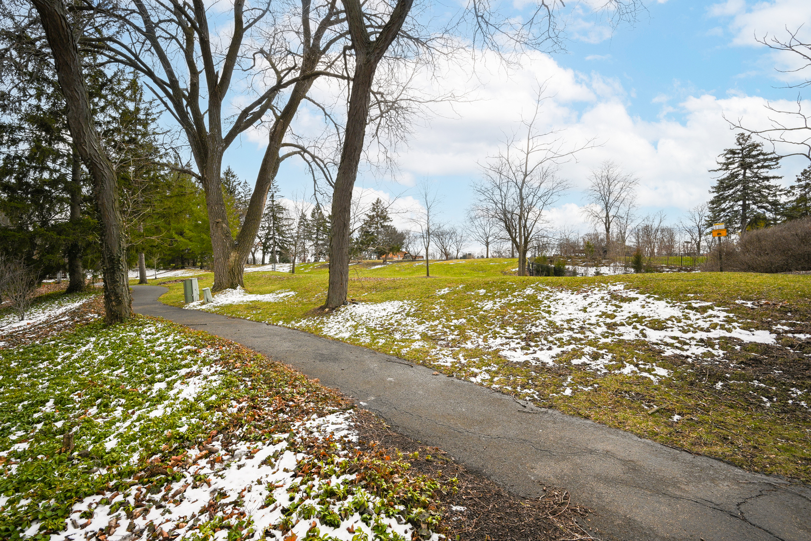 827 N Driveway, Glen Ellyn, IL 60137