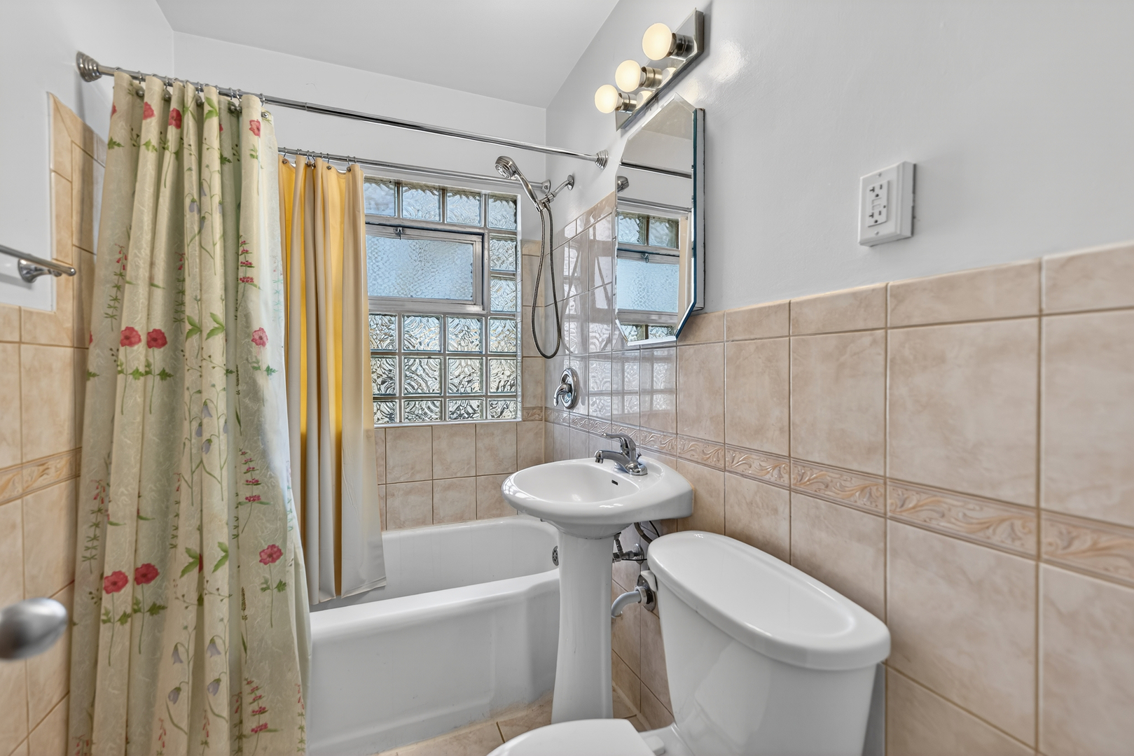 6607 N Damen Avenue #2N, Chicago, IL 60645