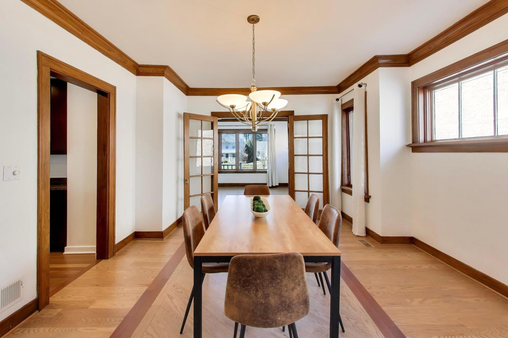 57 Chestnut Avenue, Clarendon Hills, IL 60514