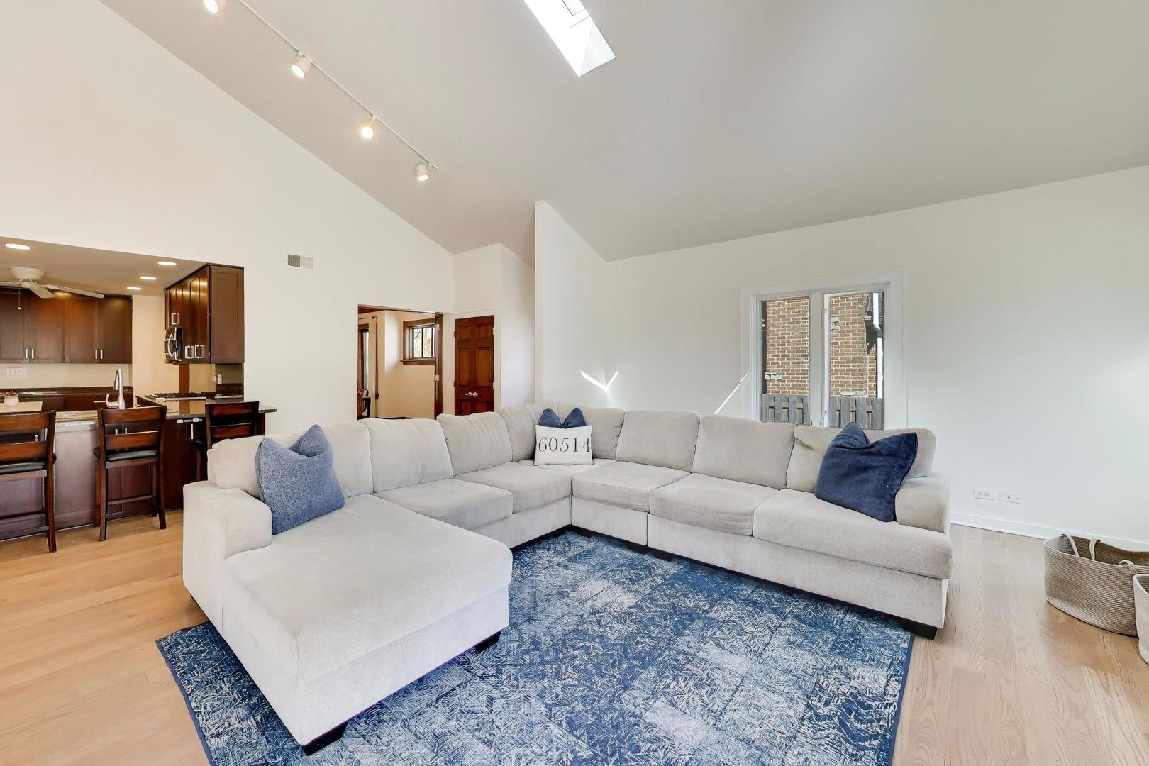 57 Chestnut Avenue, Clarendon Hills, IL 60514