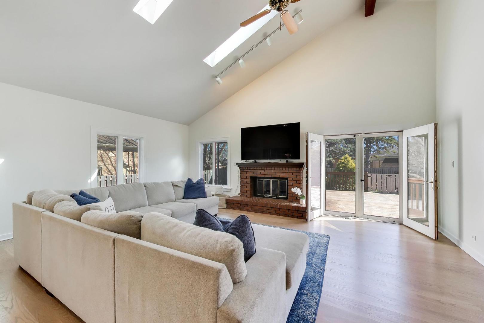 57 Chestnut Avenue, Clarendon Hills, IL 60514