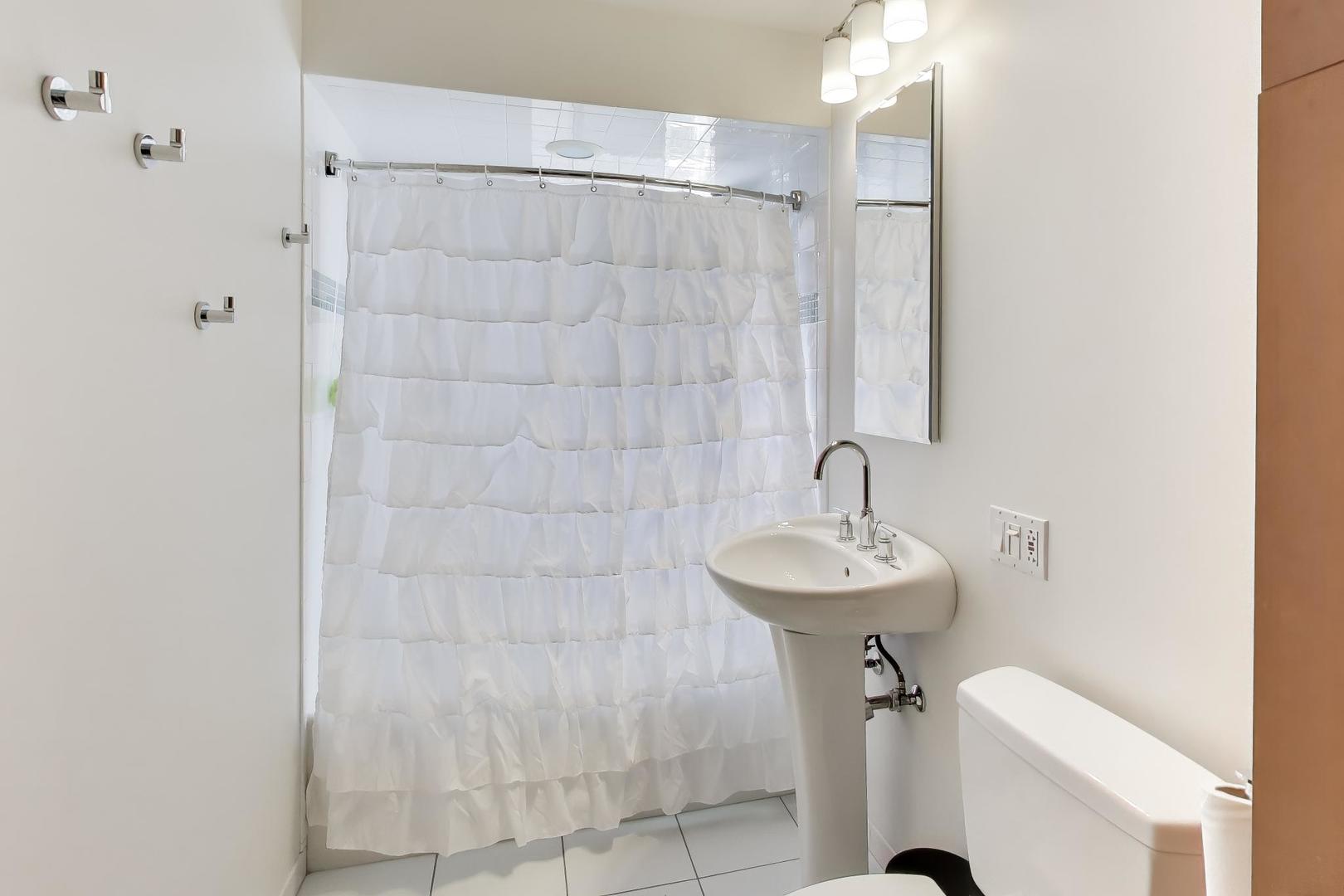 57 Chestnut Avenue, Clarendon Hills, IL 60514