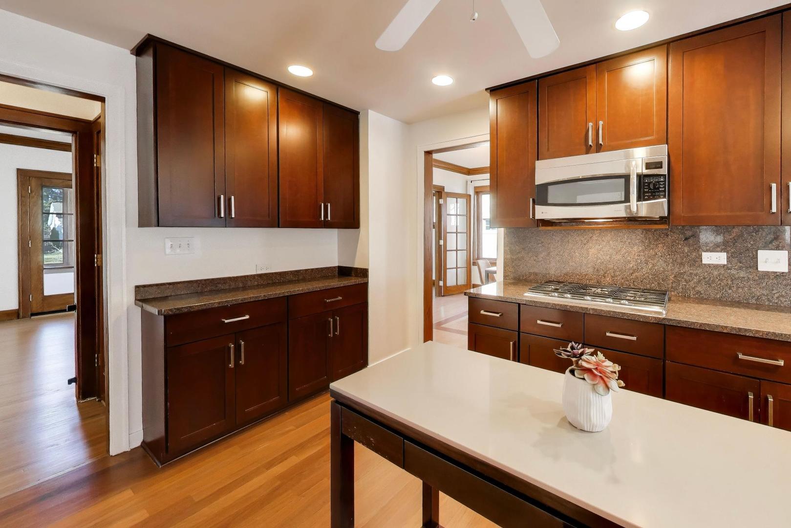 57 Chestnut Avenue, Clarendon Hills, IL 60514