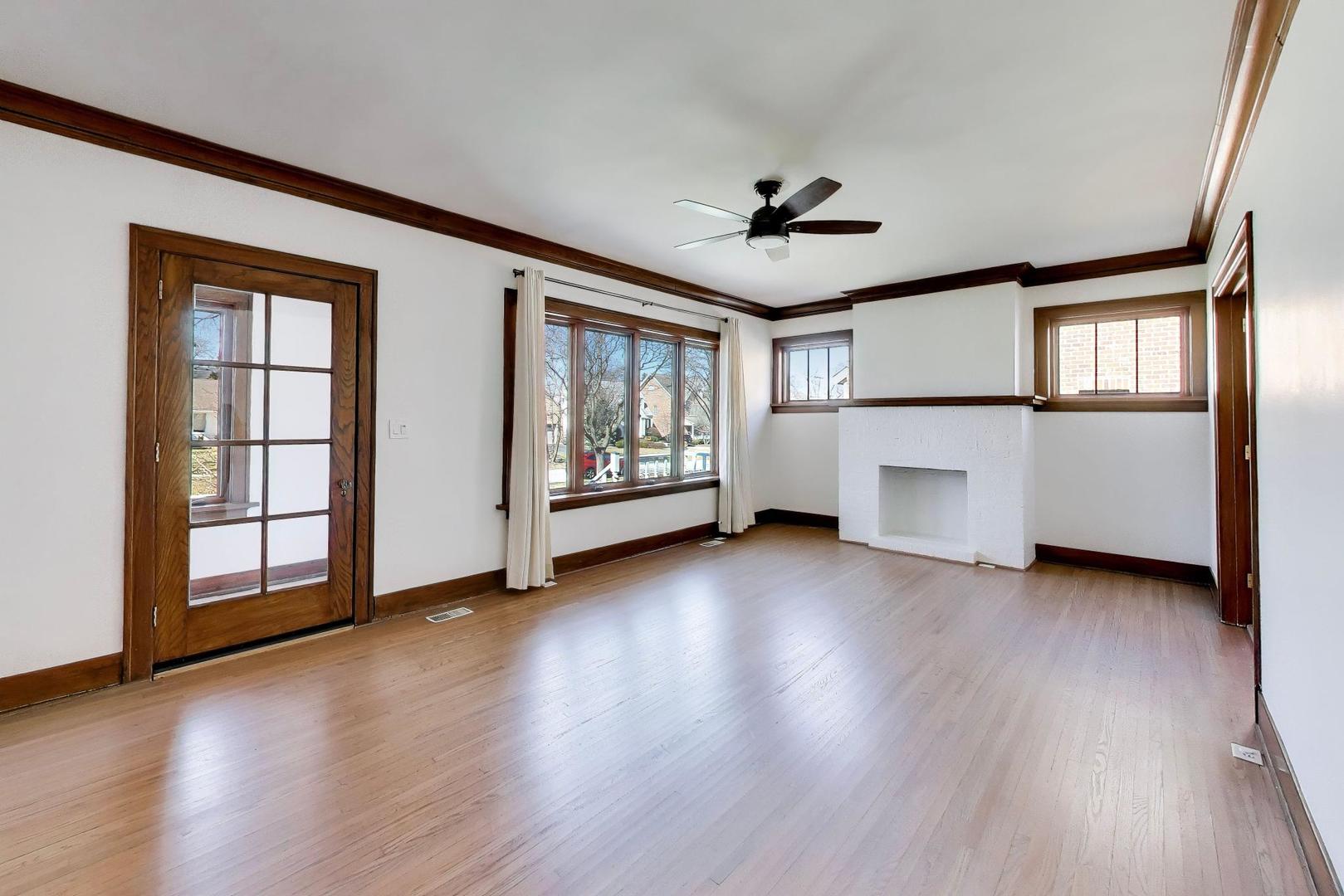 57 Chestnut Avenue, Clarendon Hills, IL 60514