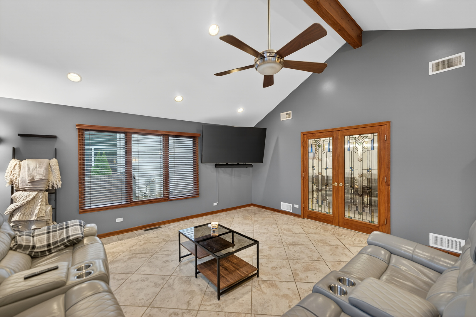 450 Hunter Drive, Carol Stream, IL 60188