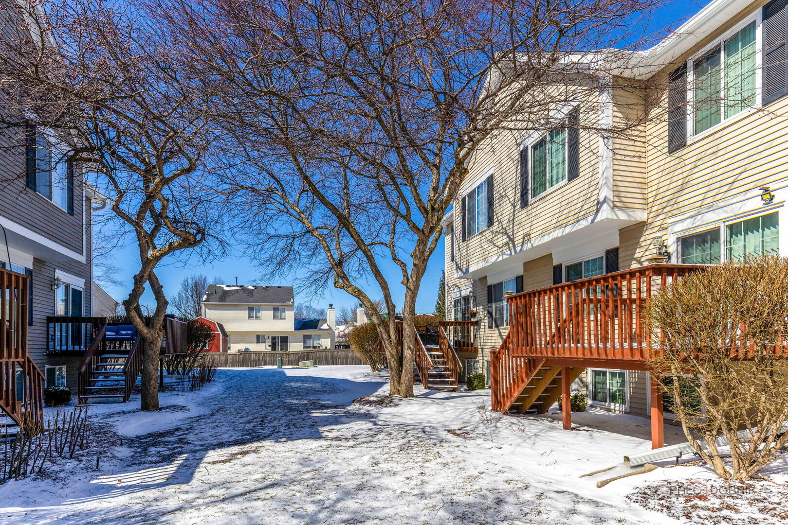 422 Sandhurst Lane, South Elgin, IL 60177