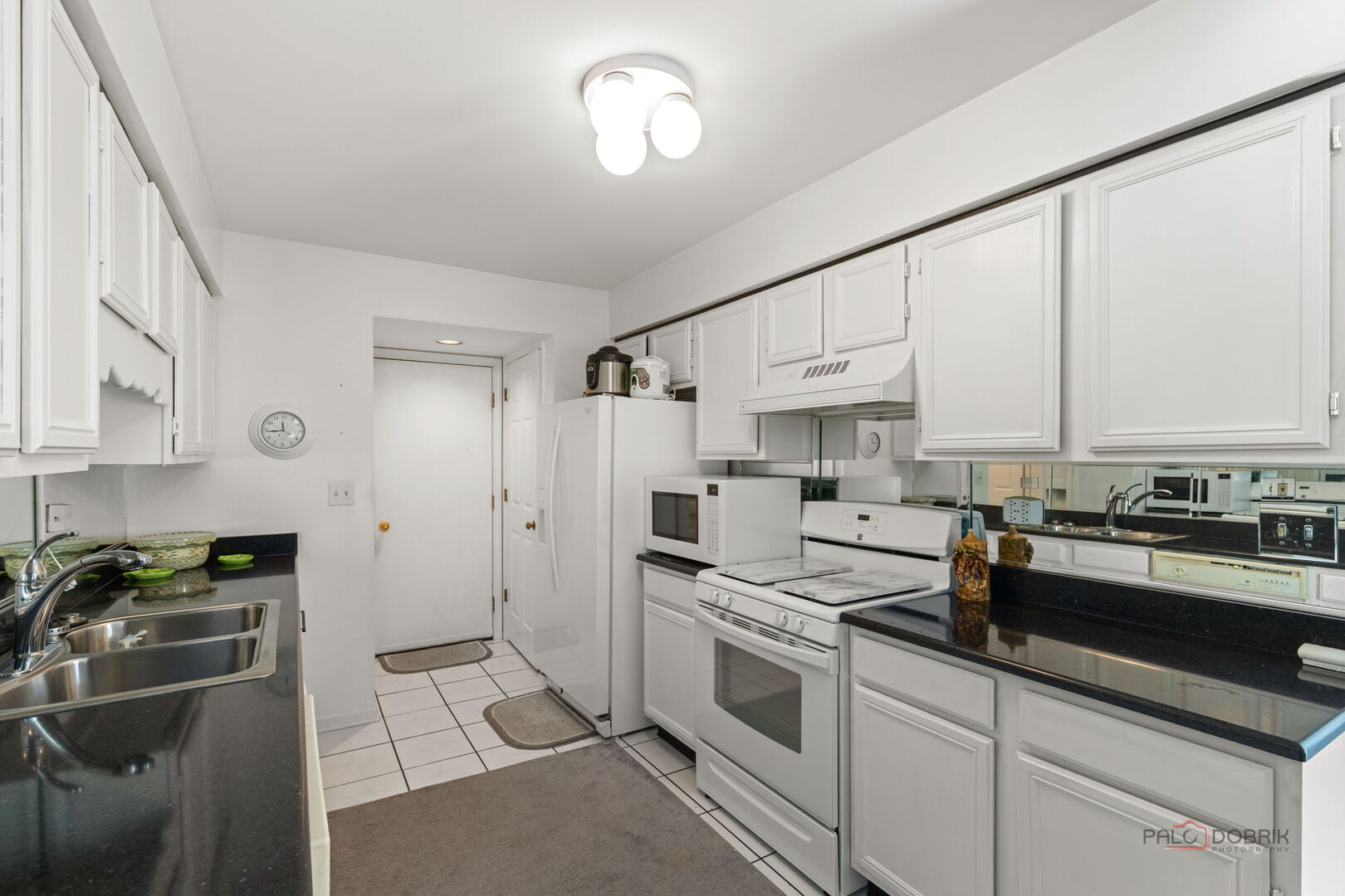 422 Sandhurst Lane, South Elgin, IL 60177