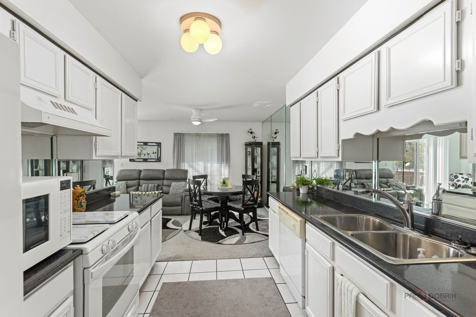 422 Sandhurst Lane, South Elgin, IL 60177