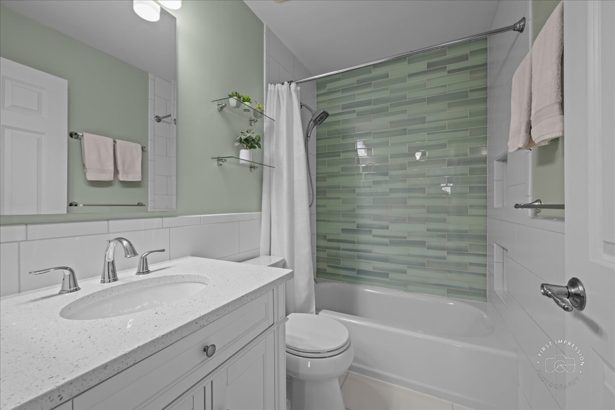 1060 Cliff View Lane, Carol Stream, IL 60188