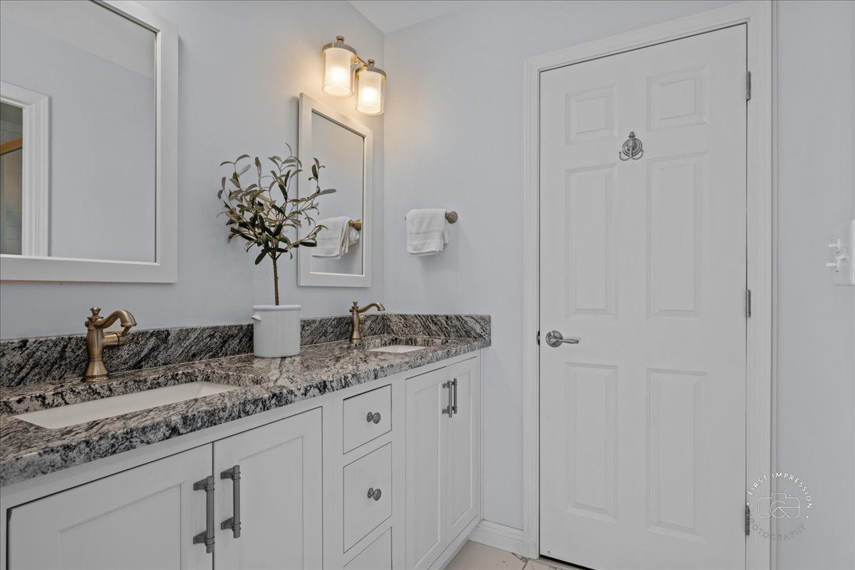 1060 Cliff View Lane, Carol Stream, IL 60188