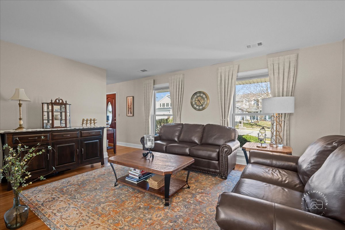 1060 Cliff View Lane, Carol Stream, IL 60188