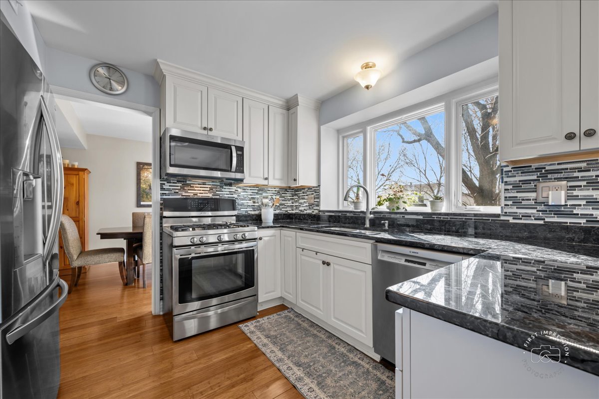 1060 Cliff View Lane, Carol Stream, IL 60188