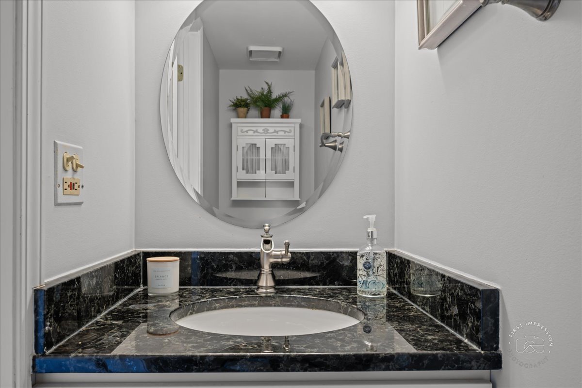 1060 Cliff View Lane, Carol Stream, IL 60188