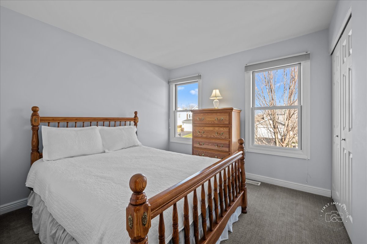 1060 Cliff View Lane, Carol Stream, IL 60188