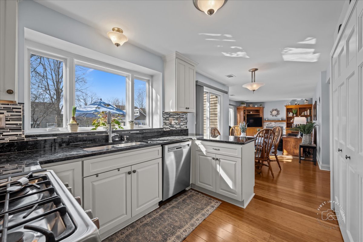 1060 Cliff View Lane, Carol Stream, IL 60188