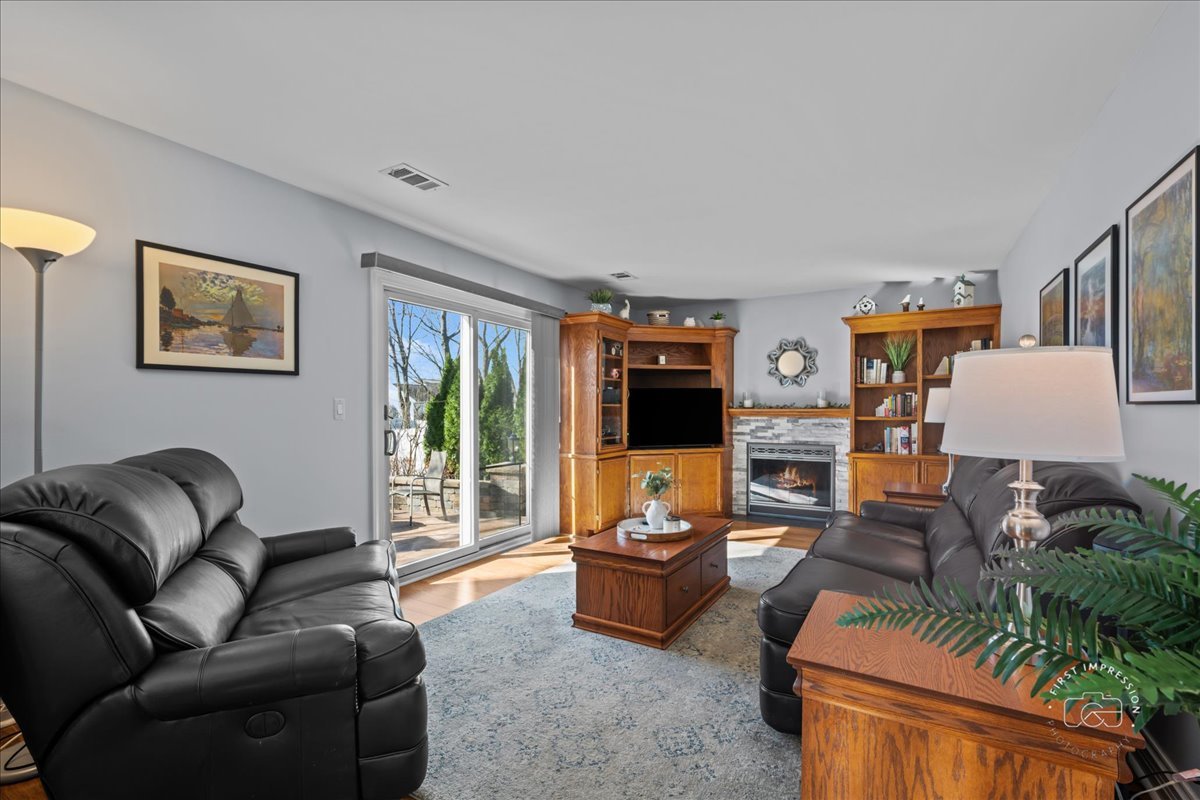 1060 Cliff View Lane, Carol Stream, IL 60188