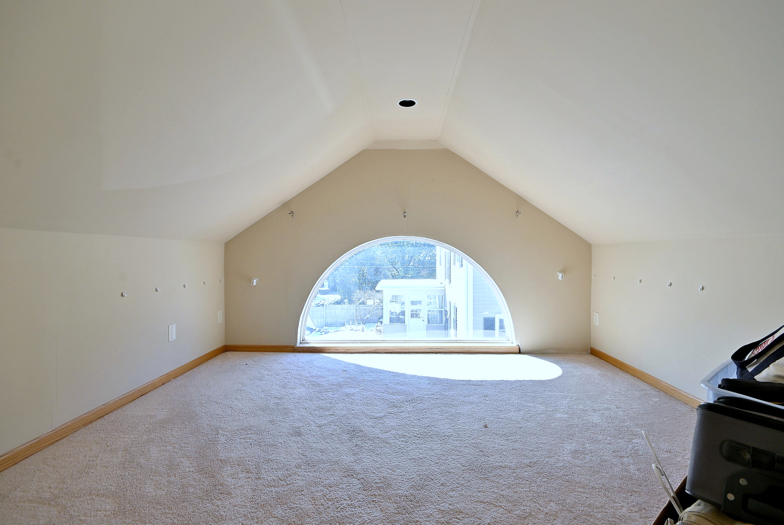 8 S commonwealth Avenue, Aurora, IL 60506