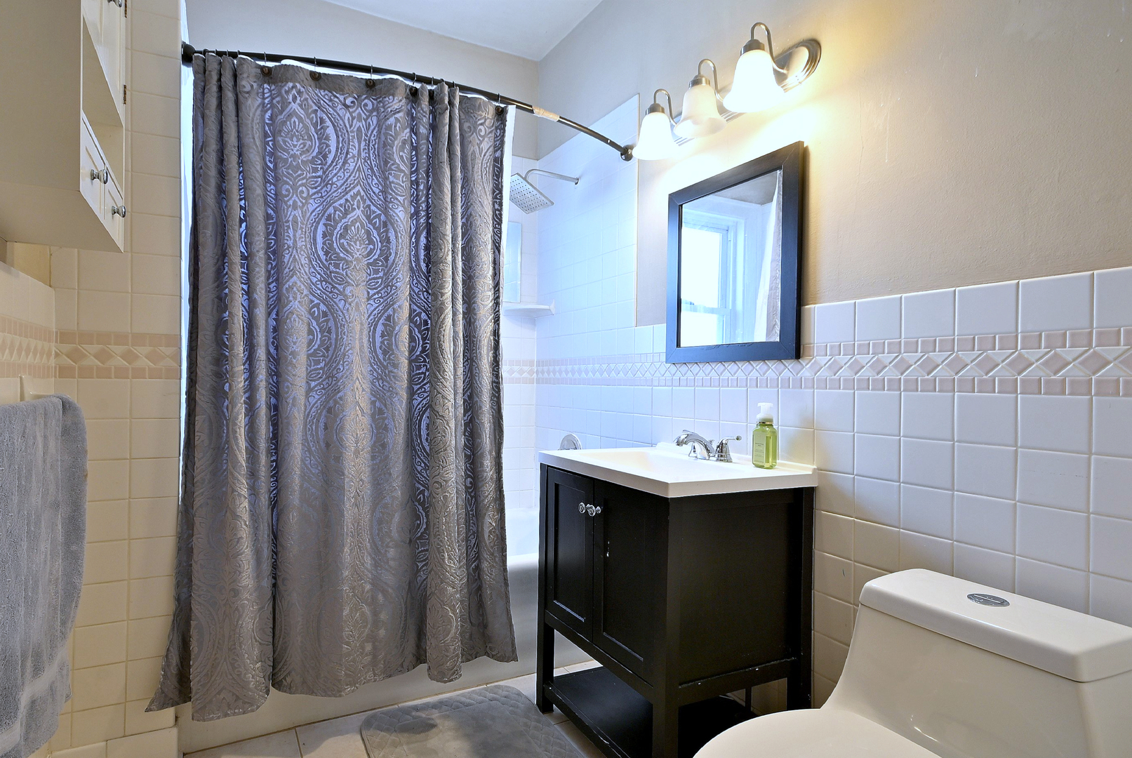 8 S commonwealth Avenue, Aurora, IL 60506