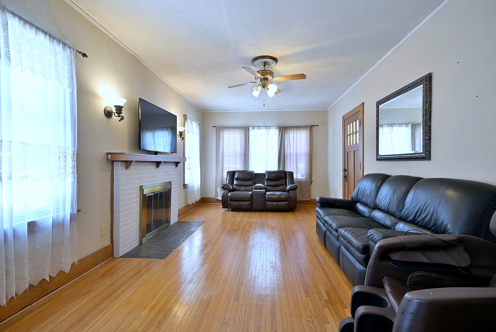 8 S commonwealth Avenue, Aurora, IL 60506