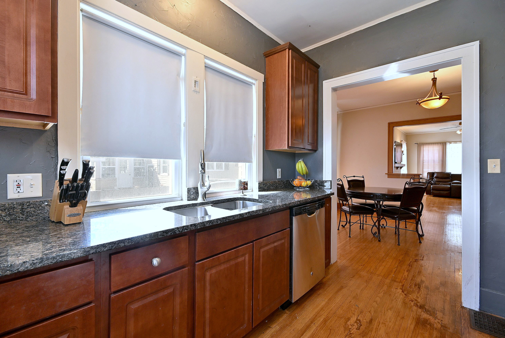 8 S commonwealth Avenue, Aurora, IL 60506