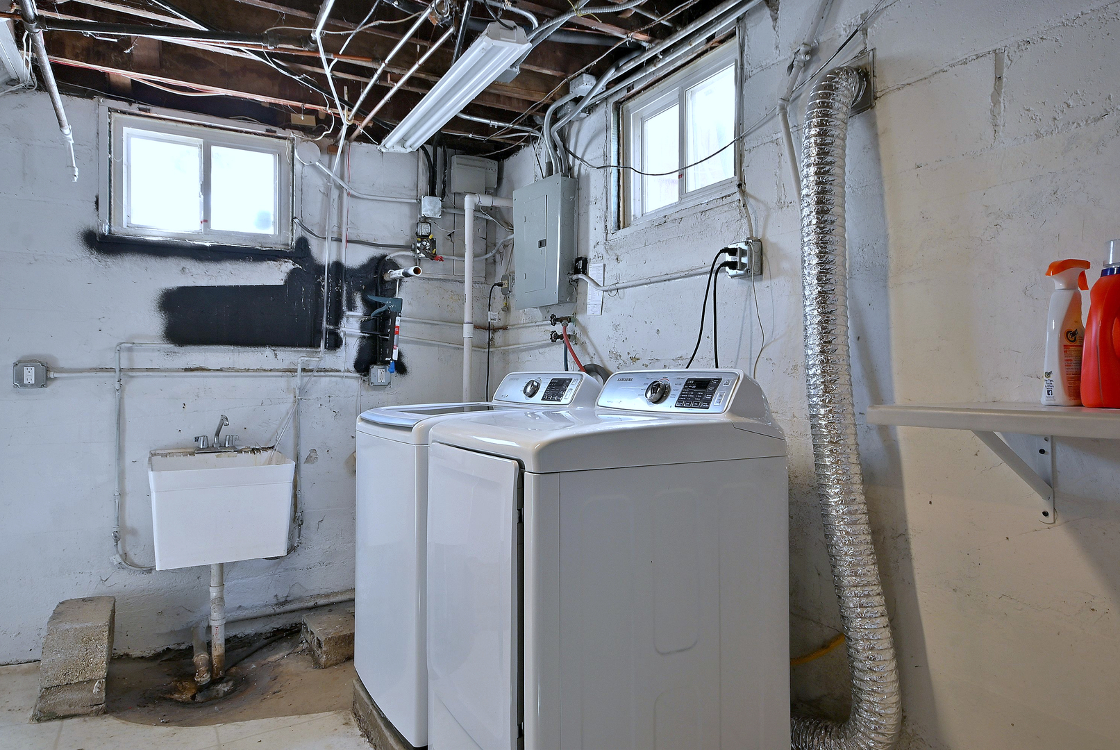 8 S commonwealth Avenue, Aurora, IL 60506