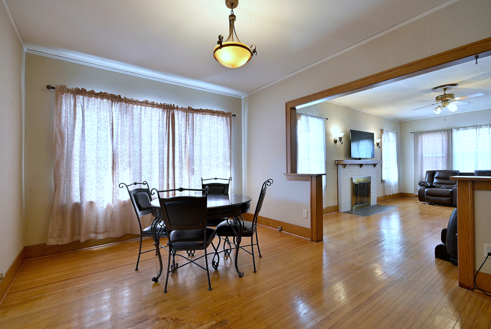 8 S commonwealth Avenue, Aurora, IL 60506