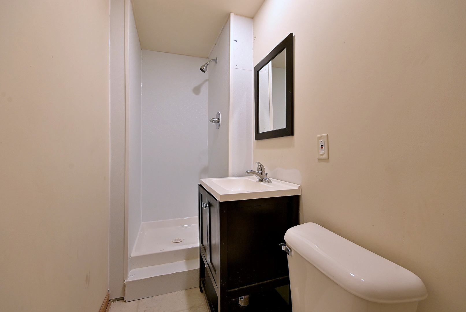 8 S commonwealth Avenue, Aurora, IL 60506