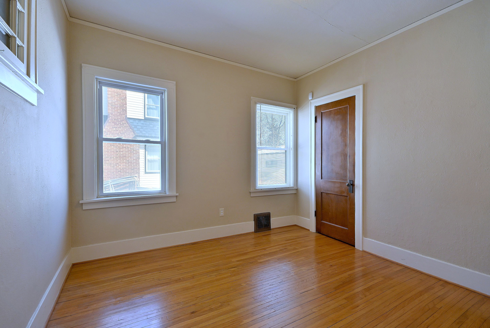 8 S commonwealth Avenue, Aurora, IL 60506