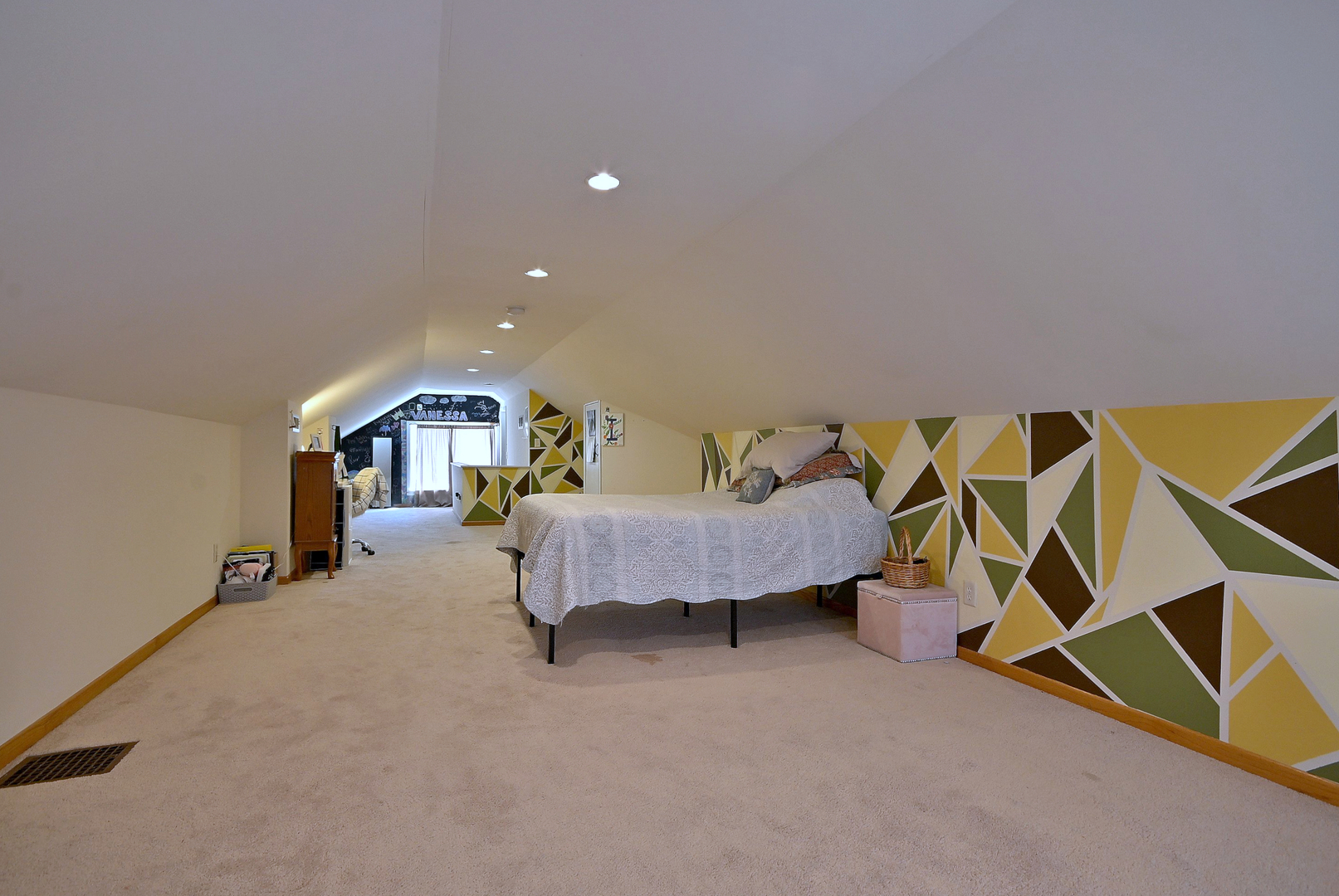 8 S commonwealth Avenue, Aurora, IL 60506