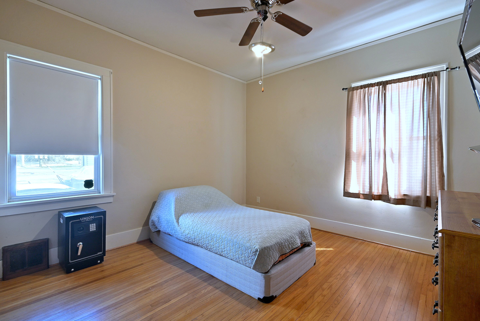 8 S commonwealth Avenue, Aurora, IL 60506