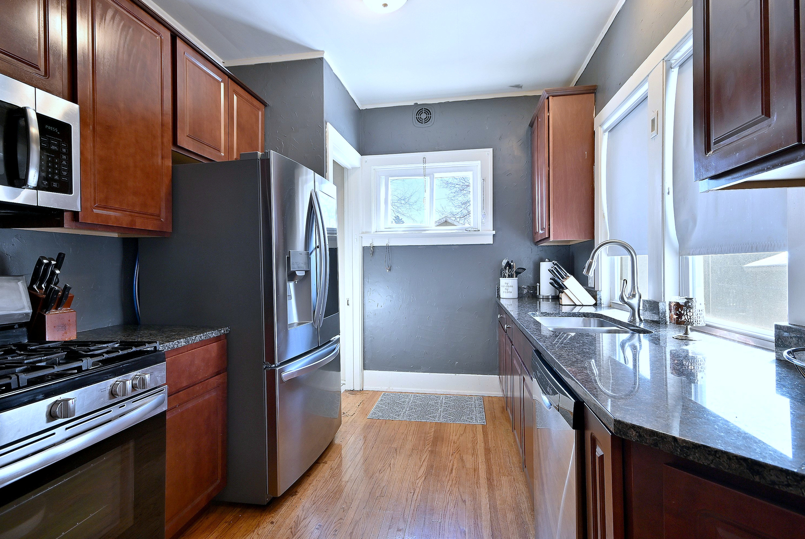 8 S commonwealth Avenue, Aurora, IL 60506