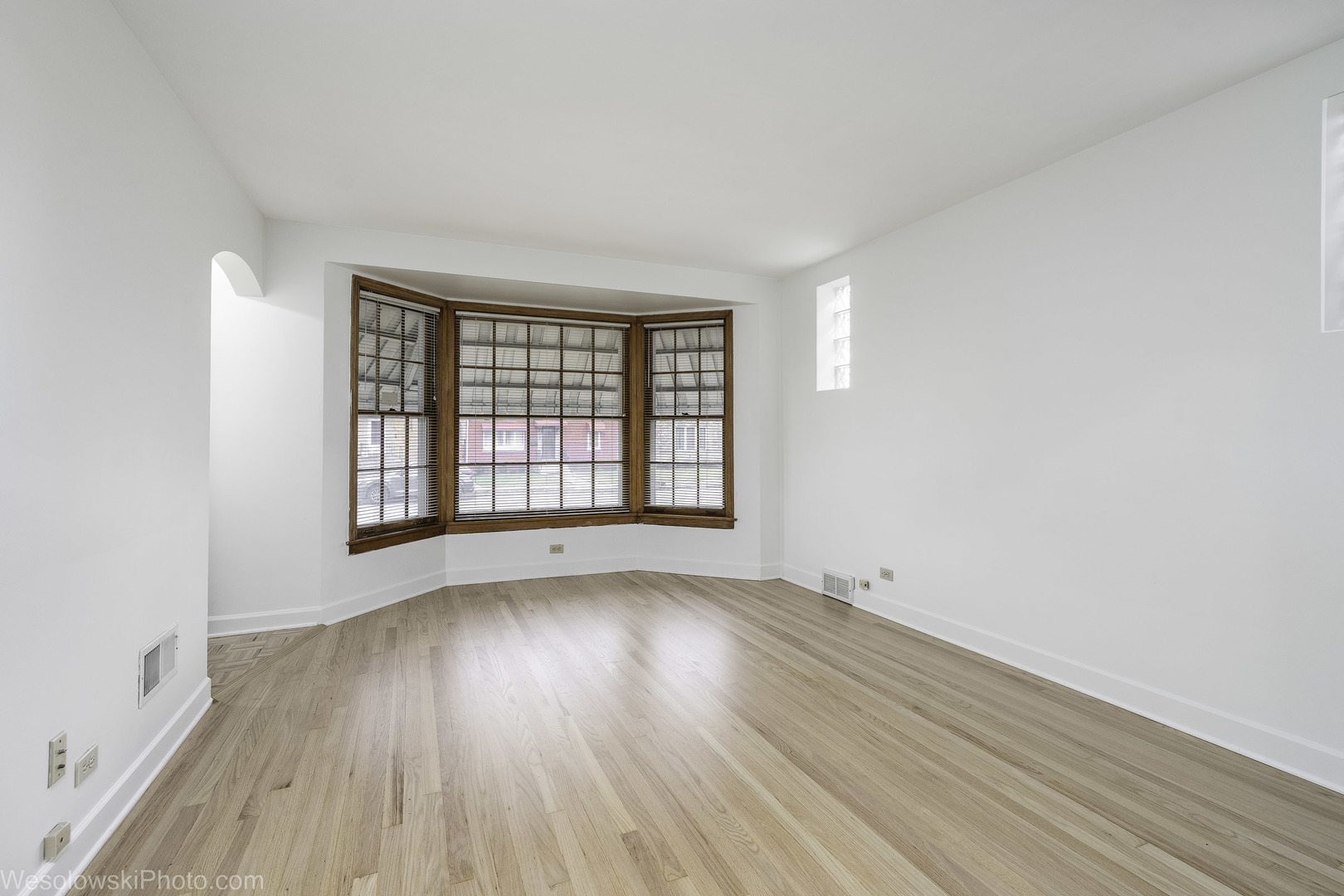 5944 W Foster Avenue, Chicago, IL 60630