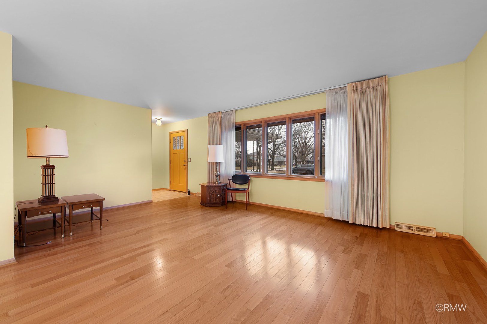 910 S Robert Drive, Mount Prospect, IL 60056