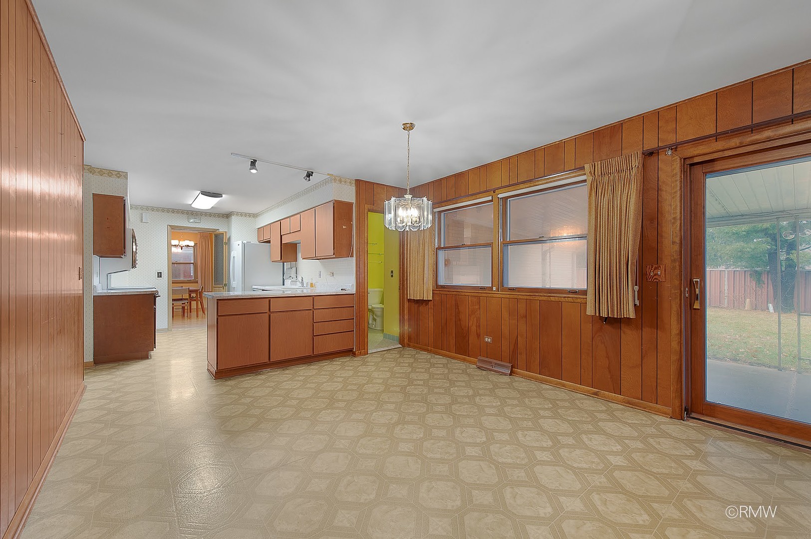 910 S Robert Drive, Mount Prospect, IL 60056