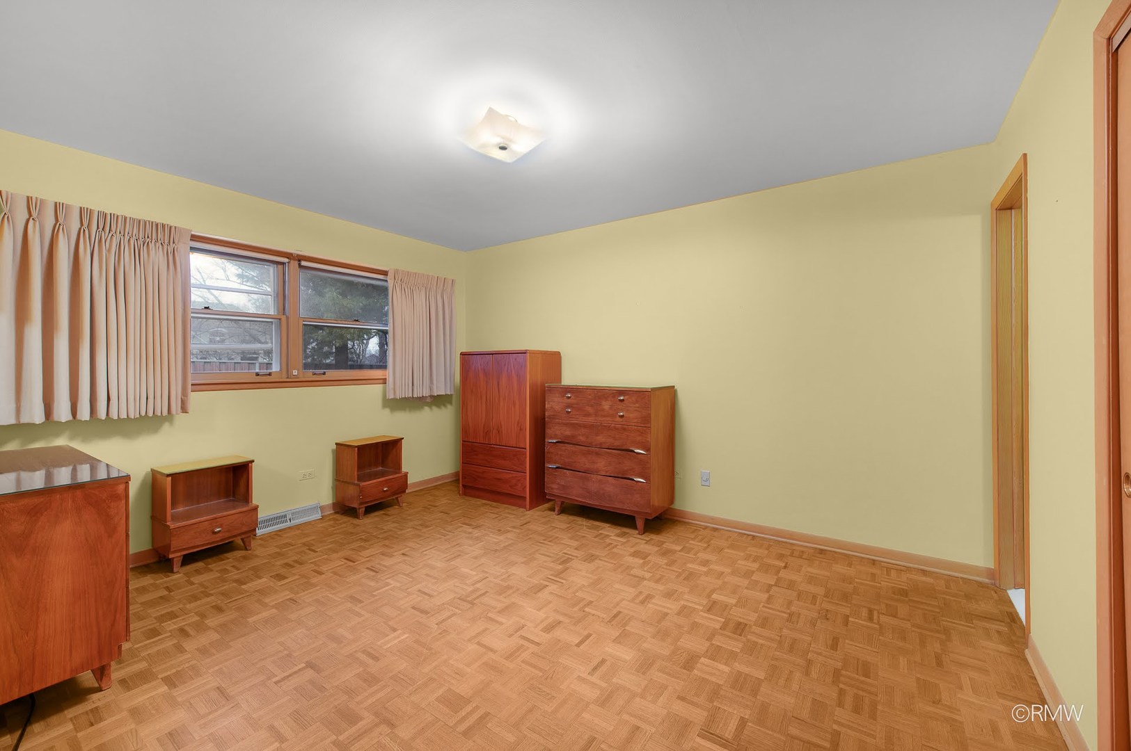 910 S Robert Drive, Mount Prospect, IL 60056