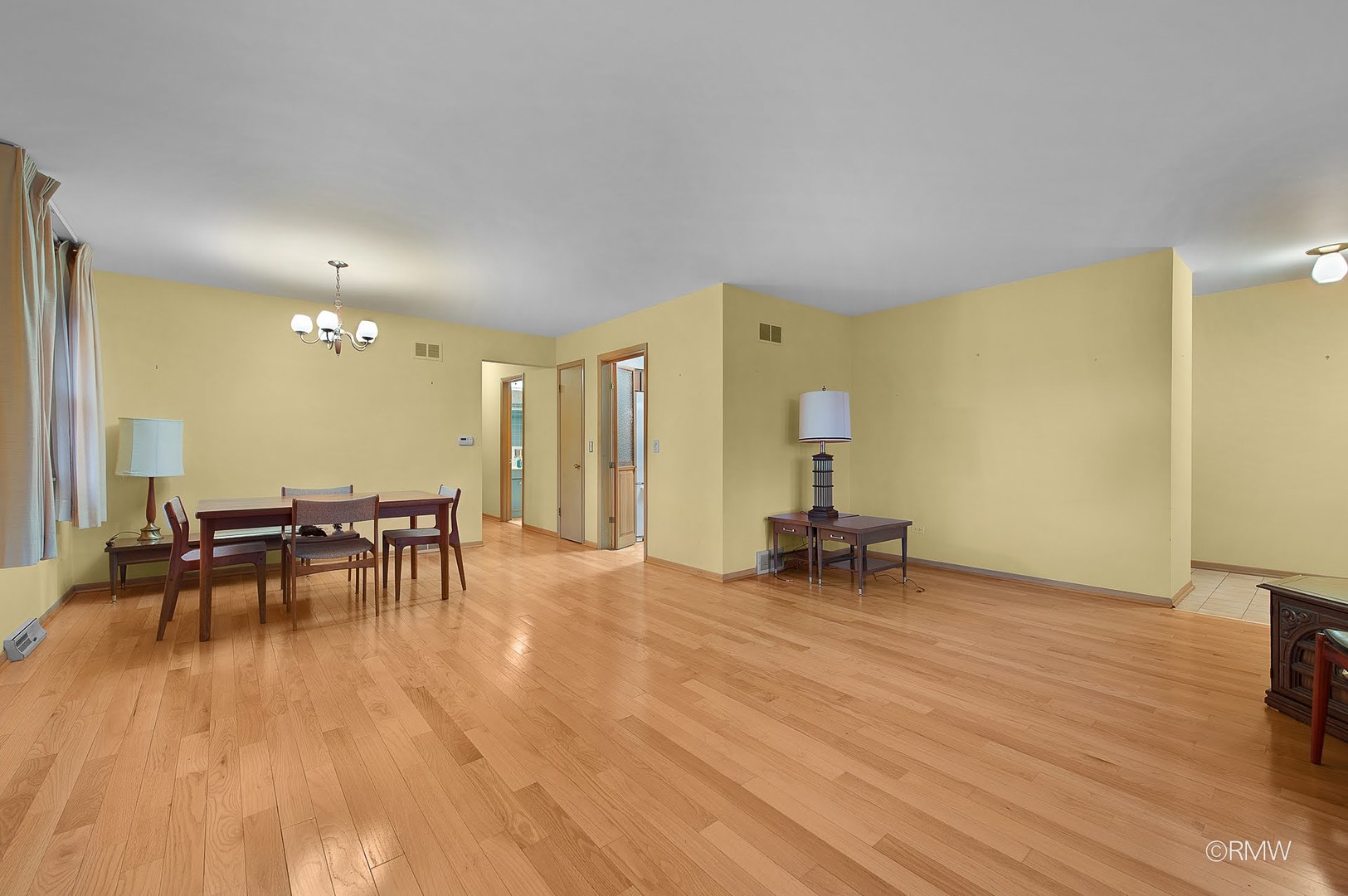 910 S Robert Drive, Mount Prospect, IL 60056