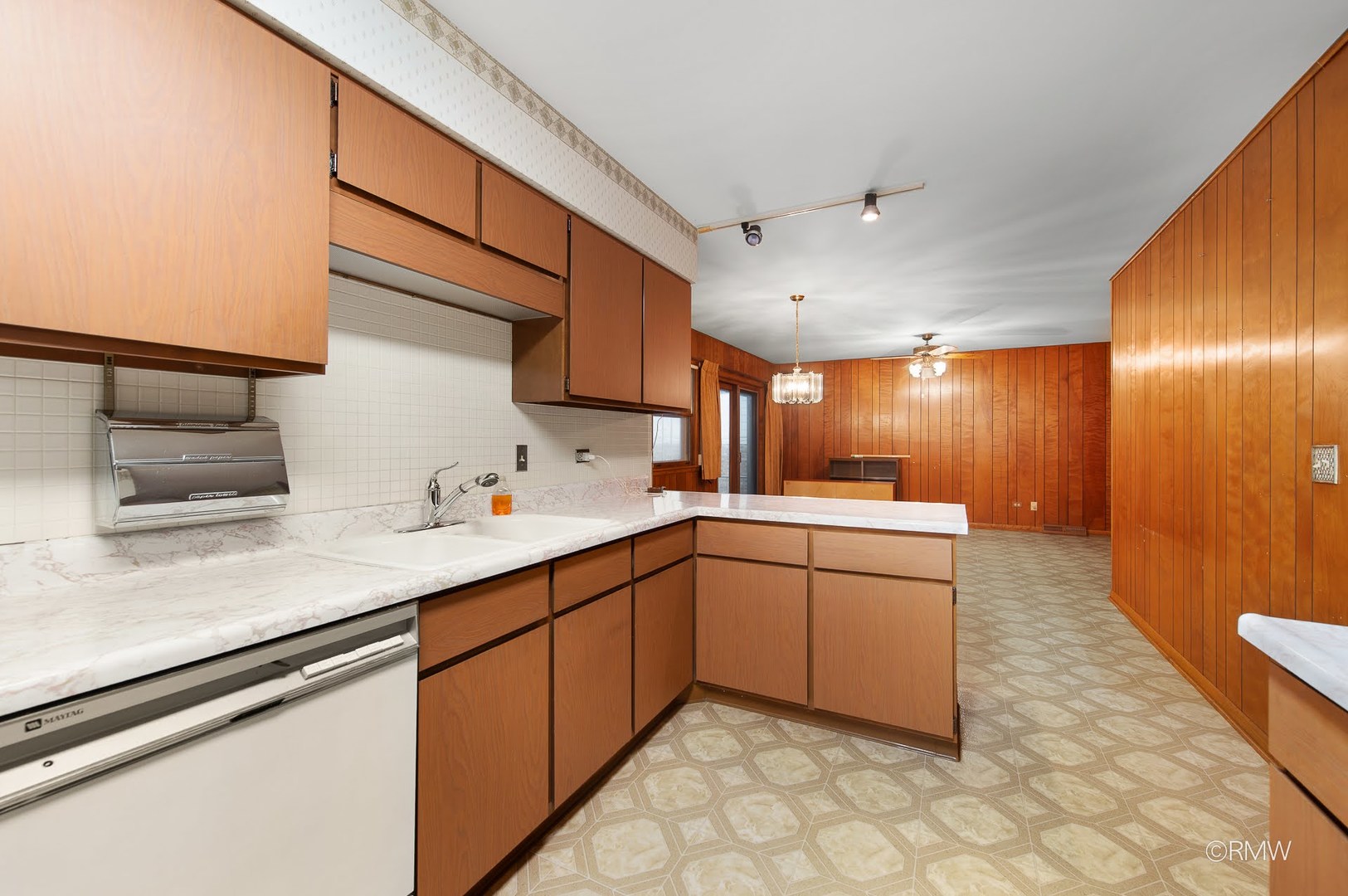 910 S Robert Drive, Mount Prospect, IL 60056